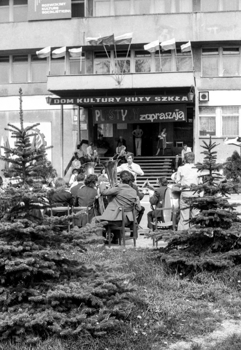 1 maja 1977 - występ orkiestry dętej wołomińskiej Huty Szkła. Fot. Bolesław Szulim.