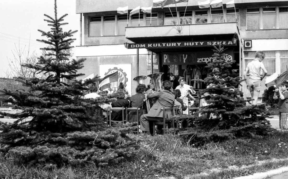 1 maja 1977 - występ orkiestry dętej wołomińskiej Huty Szkła. Fot. Bolesław Szulim.