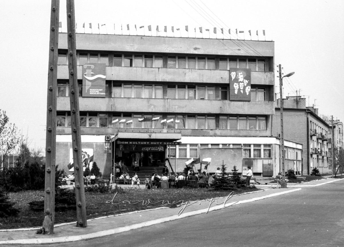1 maja 1977 - występ orkiestry dętej wołomińskiej Huty Szkła. Fot. Bolesław Szulim.