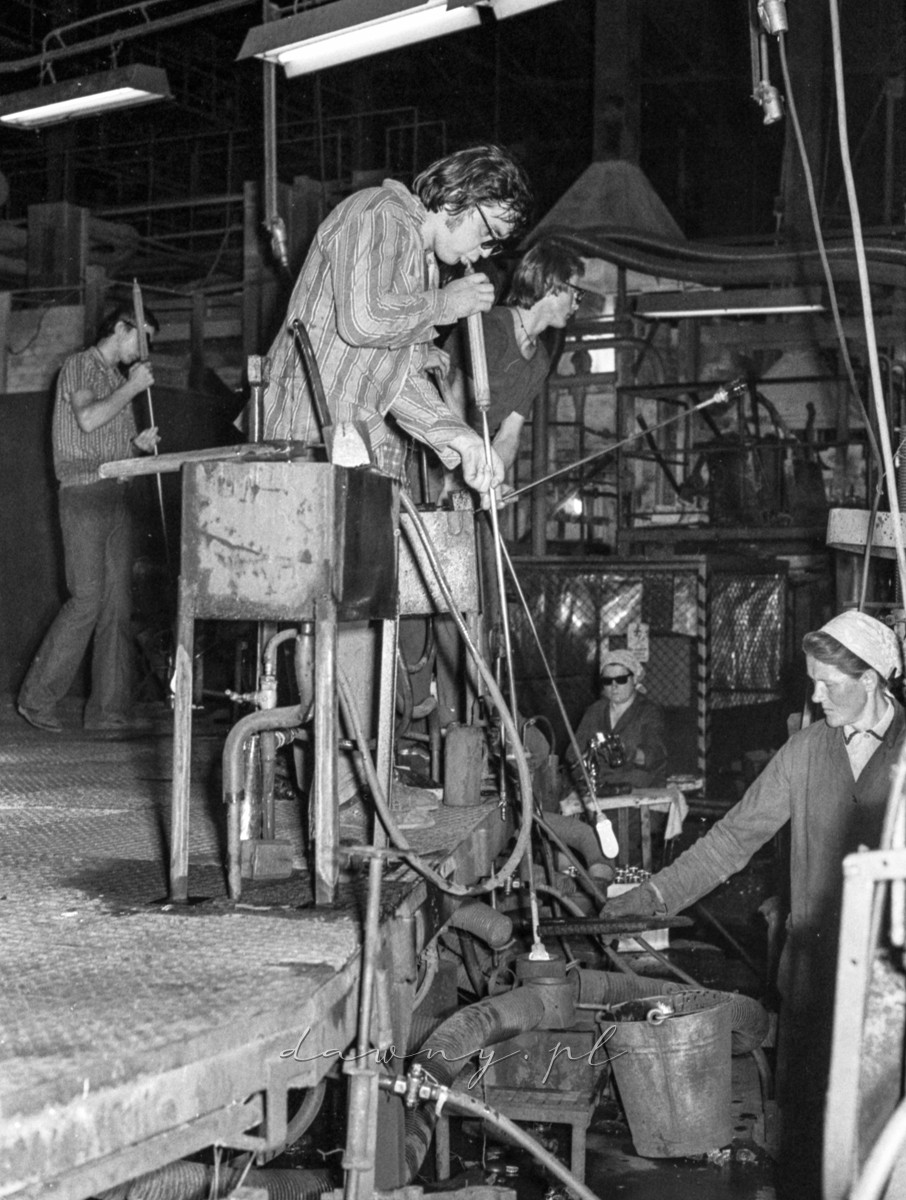 4 września 1975 "Turniej młodych mistrzów gospodarności" z okazji 70 lecia Huty Szkła Wołomin. Fot. Bolesław Szulim.