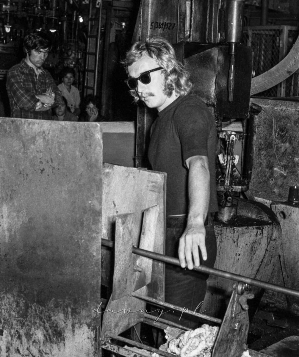 4 września 1975 "Turniej młodych mistrzów gospodarności" z okazji 70 lecia Huty Szkła Wołomin. Fot. Bolesław Szulim.
