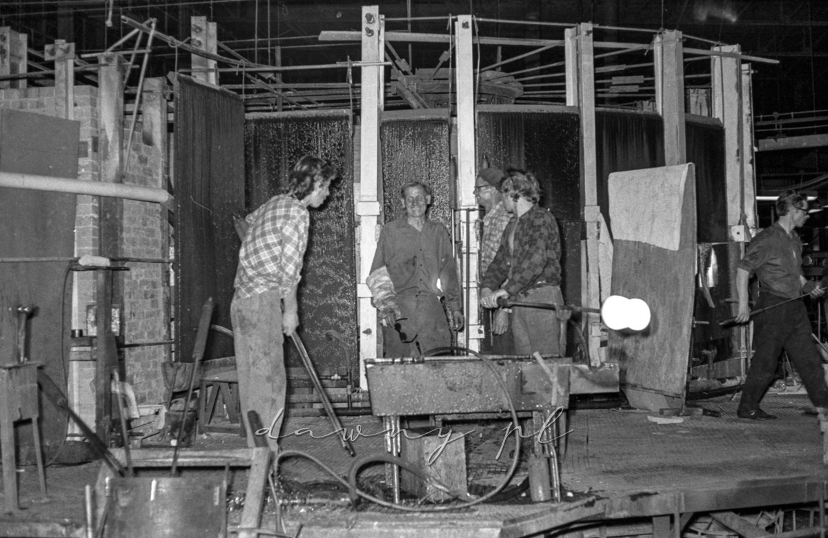4 września 1975 "Turniej młodych mistrzów gospodarności" z okazji 70 lecia Huty Szkła Wołomin. Fot. Bolesław Szulim.