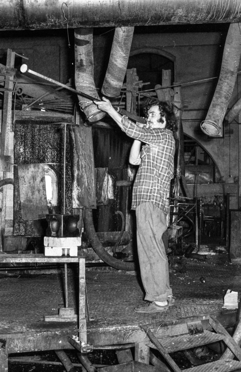 4 września 1975 "Turniej młodych mistrzów gospodarności" z okazji 70 lecia Huty Szkła Wołomin. Fot. Bolesław Szulim.