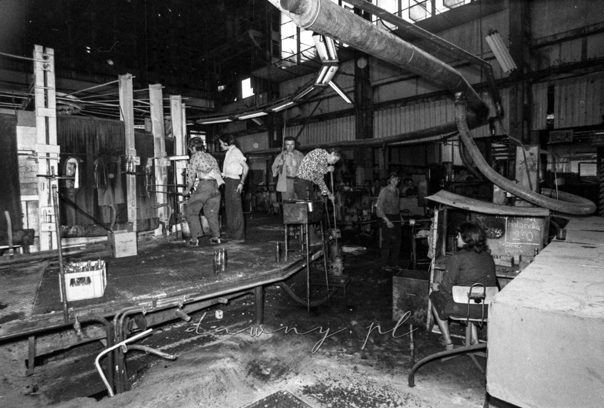 4 września 1975 "Turniej młodych mistrzów gospodarności" z okazji 70 lecia Huty Szkła Wołomin. Fot. Bolesław Szulim.