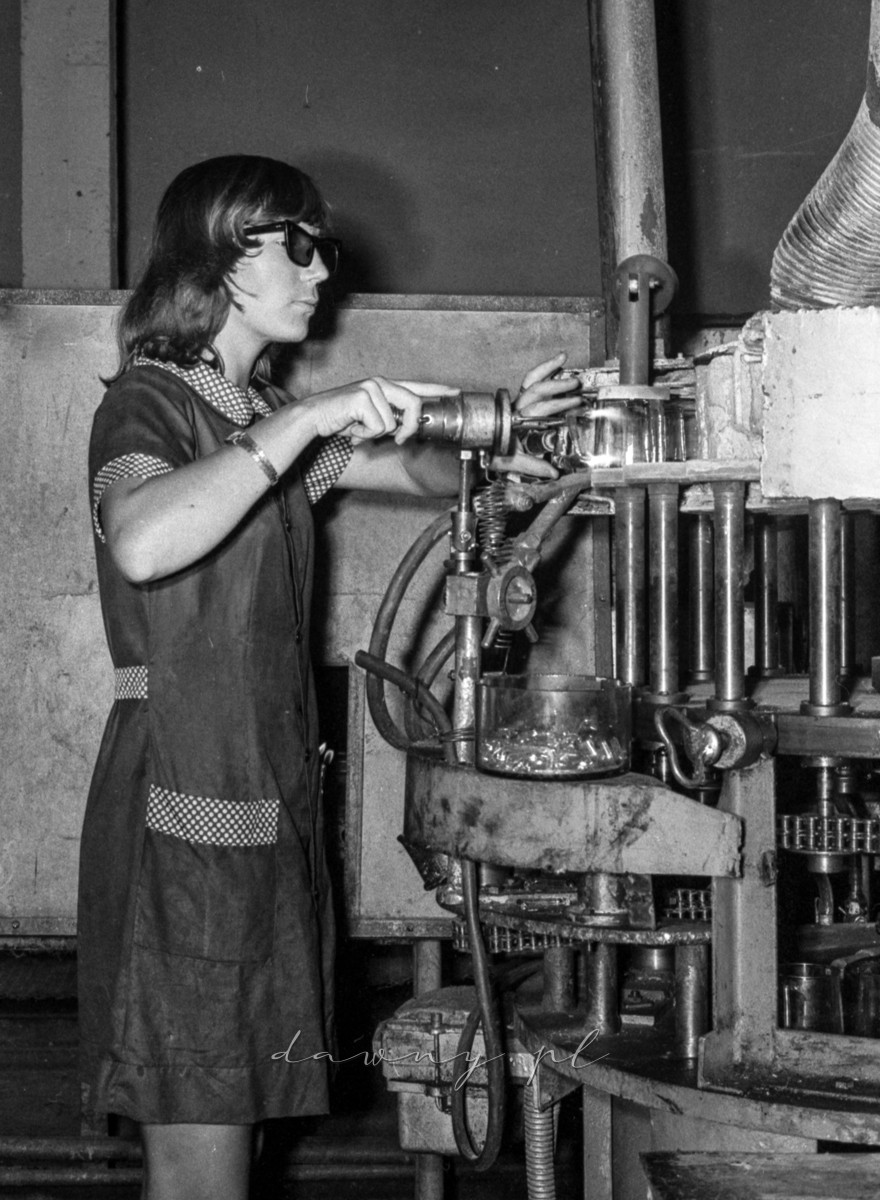 4 września 1975 "Turniej młodych mistrzów gospodarności" z okazji 70 lecia Huty Szkła Wołomin. Fot. Bolesław Szulim.