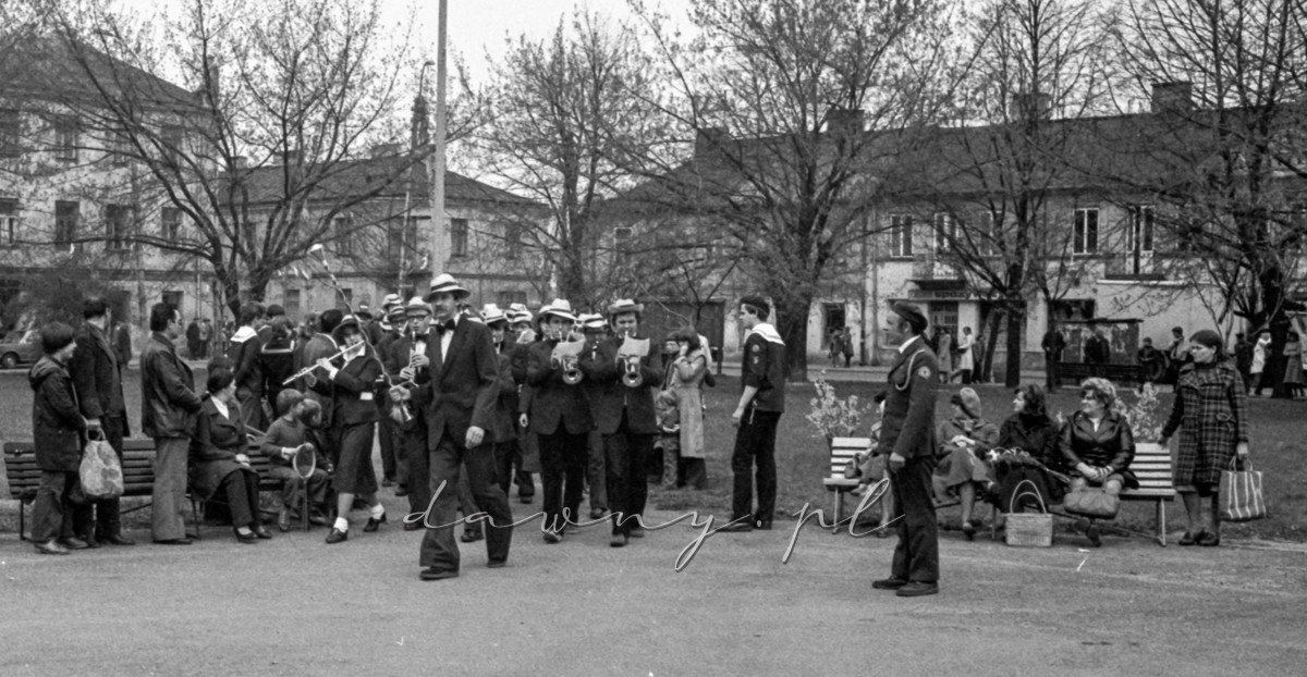 9 maja 1980 roku. Złożenie wieńców pod pomnikiem w Wołominie. Fot. Bolesław Szulim.
