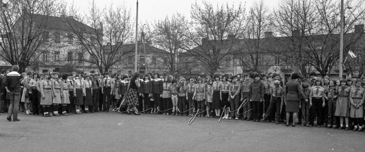 9 maja 1980 roku. Złożenie wieńców pod pomnikiem w Wołominie. Fot. Bolesław Szulim.