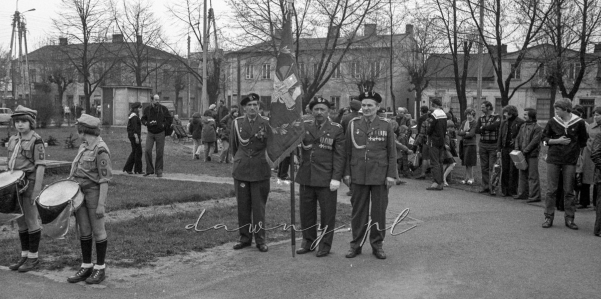 9 maja 1980 roku. Złożenie wieńców pod pomnikiem w Wołominie. Fot. Bolesław Szulim.