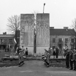 9 maja 1980 roku. Złożenie wieńców pod pomnikiem w Wołominie. Fot. Bolesław Szulim.