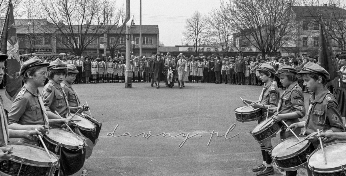 9 maja 1980 roku. Złożenie wieńców pod pomnikiem w Wołominie. Fot. Bolesław Szulim.