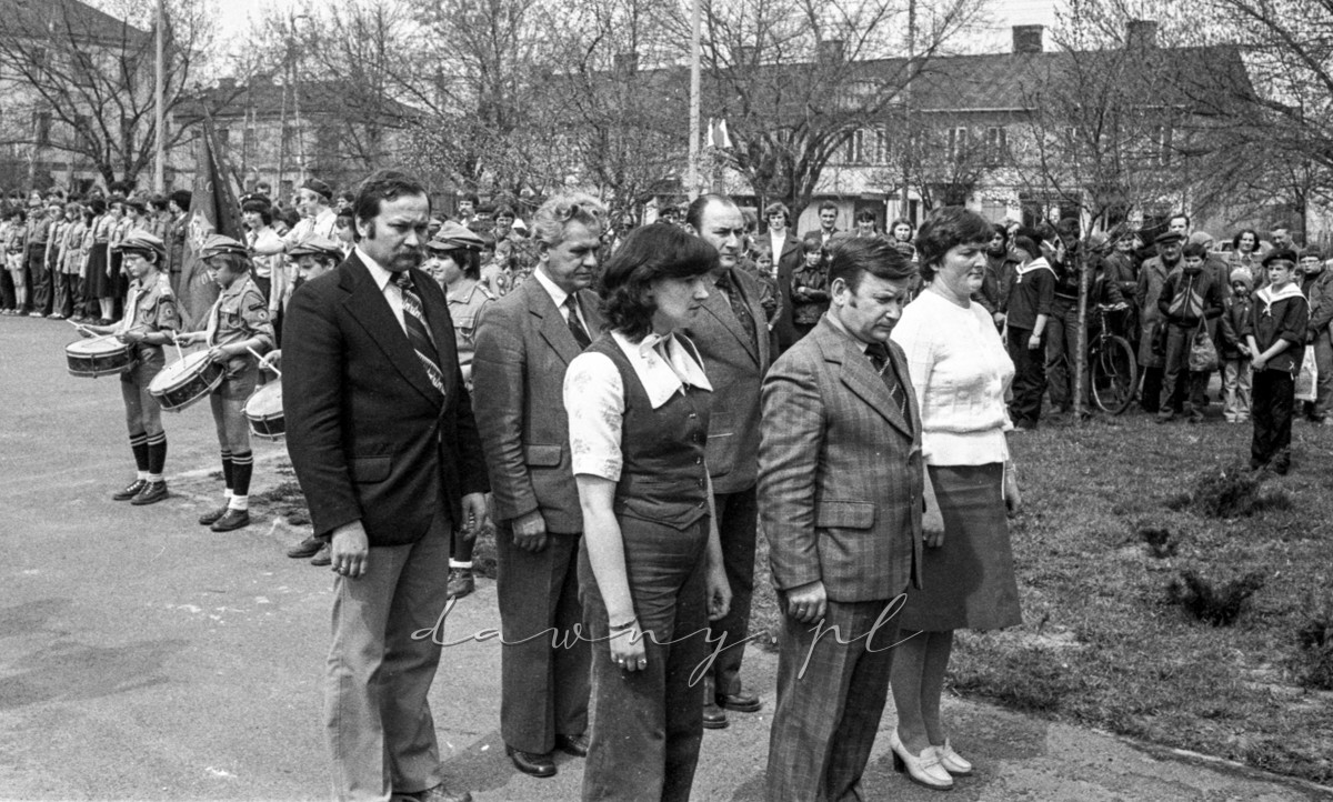 9 maja 1980 roku. Złożenie wieńców pod pomnikiem w Wołominie. Fot. Bolesław Szulim.