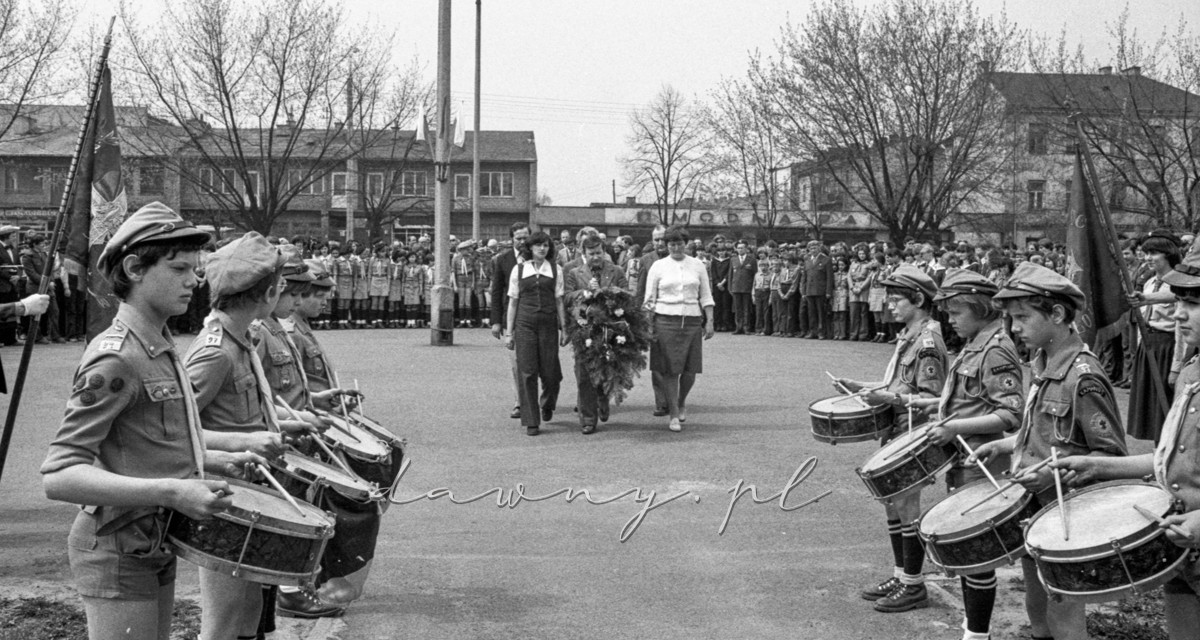 9 maja 1980 roku. Złożenie wieńców pod pomnikiem w Wołominie. Fot. Bolesław Szulim.