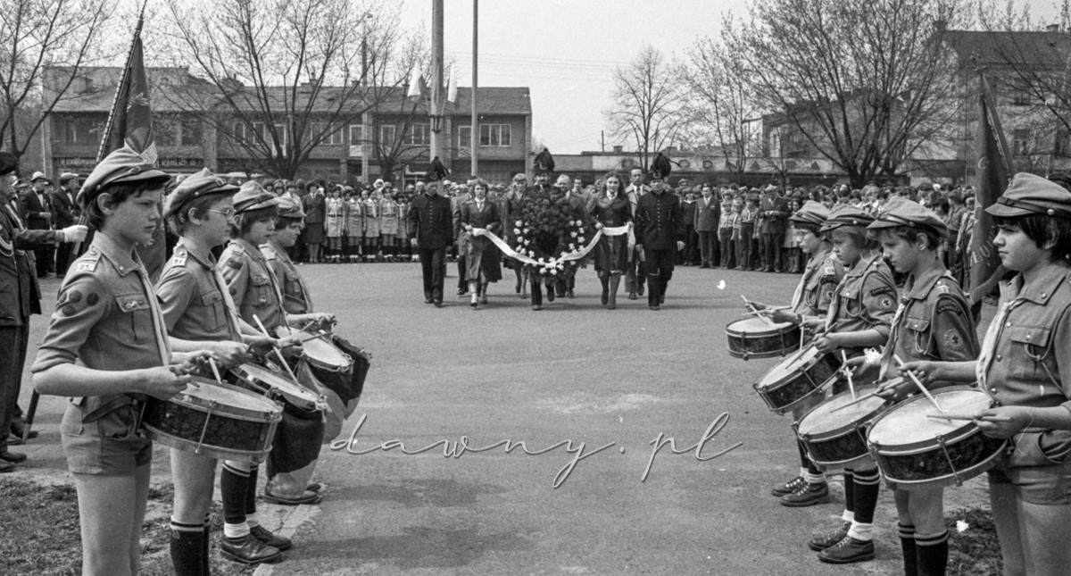 9 maja 1980 roku. Złożenie wieńców pod pomnikiem w Wołominie. Fot. Bolesław Szulim.
