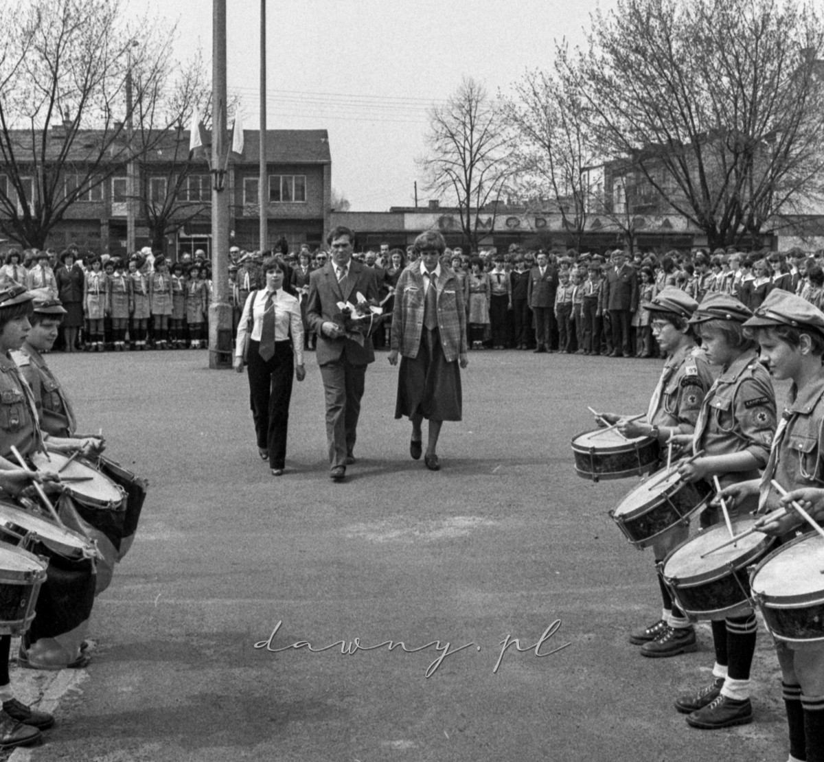 9 maja 1980 roku. Złożenie wieńców pod pomnikiem w Wołominie. Fot. Bolesław Szulim.