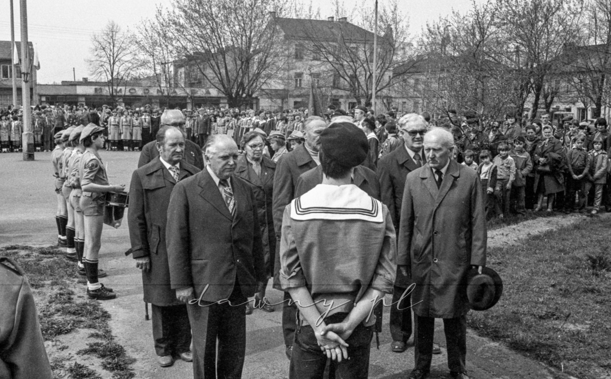 9 maja 1980 roku. Złożenie wieńców pod pomnikiem w Wołominie. Fot. Bolesław Szulim.