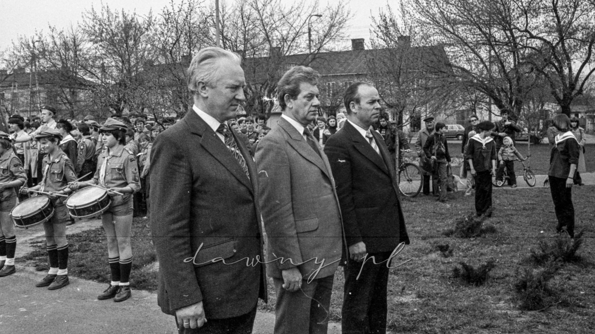 9 maja 1980 roku. Złożenie wieńców pod pomnikiem w Wołominie. Fot. Bolesław Szulim.