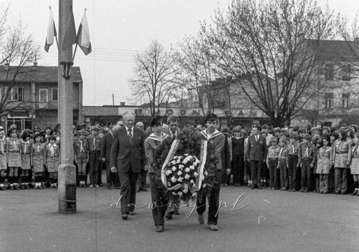 9 maja 1980 roku. Złożenie wieńców pod pomnikiem w Wołominie. Fot. Bolesław Szulim.