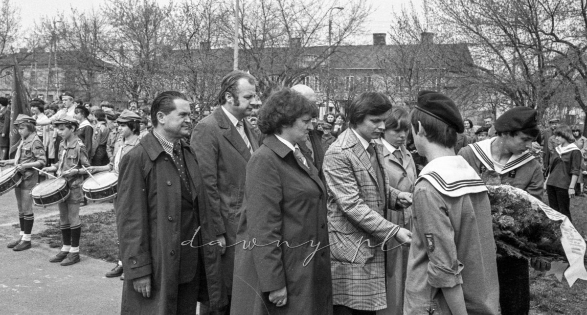 9 maja 1980 roku. Złożenie wieńców pod pomnikiem w Wołominie. Fot. Bolesław Szulim.