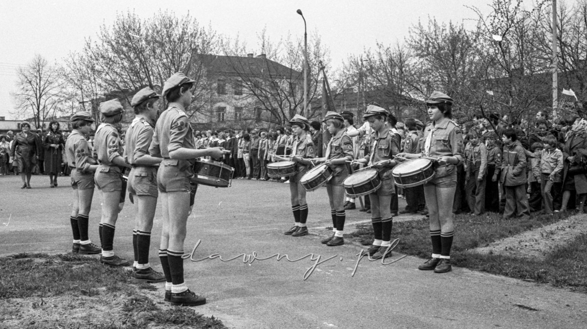9 maja 1980 roku. Złożenie wieńców pod pomnikiem w Wołominie. Fot. Bolesław Szulim.