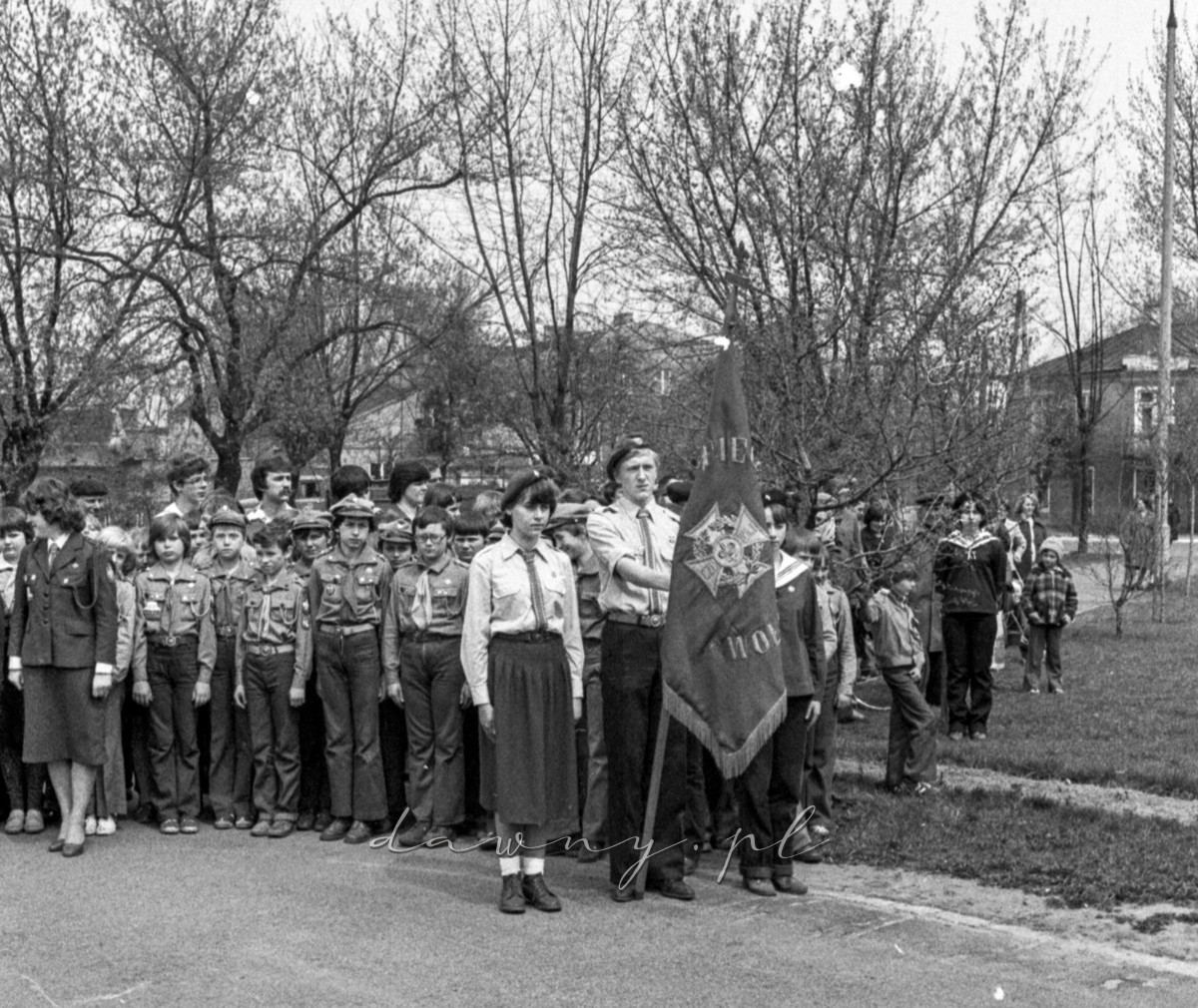 9 maja 1980 roku. Złożenie wieńców pod pomnikiem w Wołominie. Fot. Bolesław Szulim.