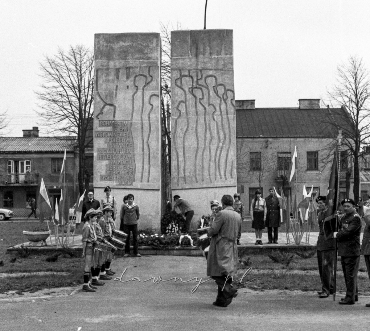 9 maja 1980 roku. Złożenie wieńców pod pomnikiem w Wołominie. Fot. Bolesław Szulim.