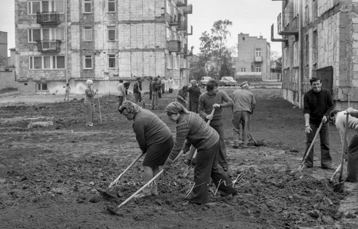 15 maja 1977 - Ogólnopolska Niedziela Czynu Partyjnego. Osiedle Lipińska i WOSTiW w Wołominie. Fot. Bolesław Szulim.