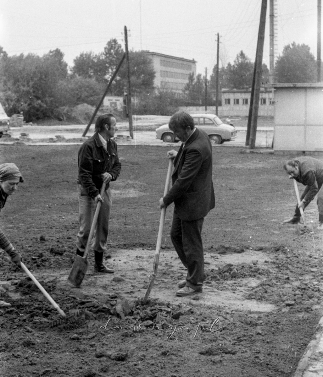 15 maja 1977 - Ogólnopolska Niedziela Czynu Partyjnego. Osiedle Lipińska i WOSTiW w Wołominie. Fot. Bolesław Szulim.