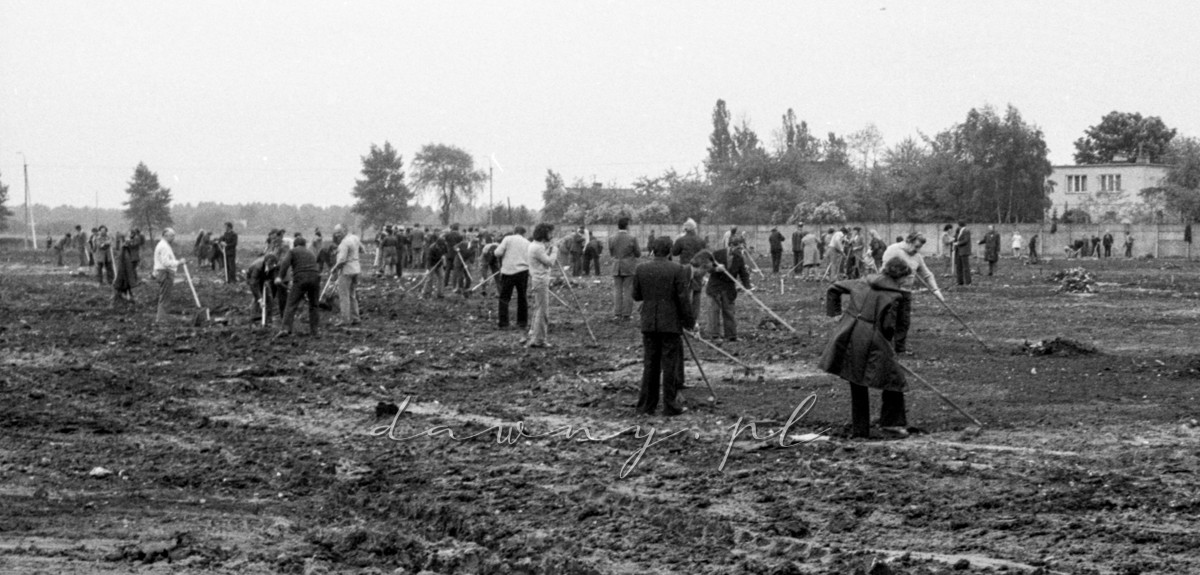 15 maja 1977 - Ogólnopolska Niedziela Czynu Partyjnego. Osiedle Lipińska i WOSTiW w Wołominie. Fot. Bolesław Szulim.