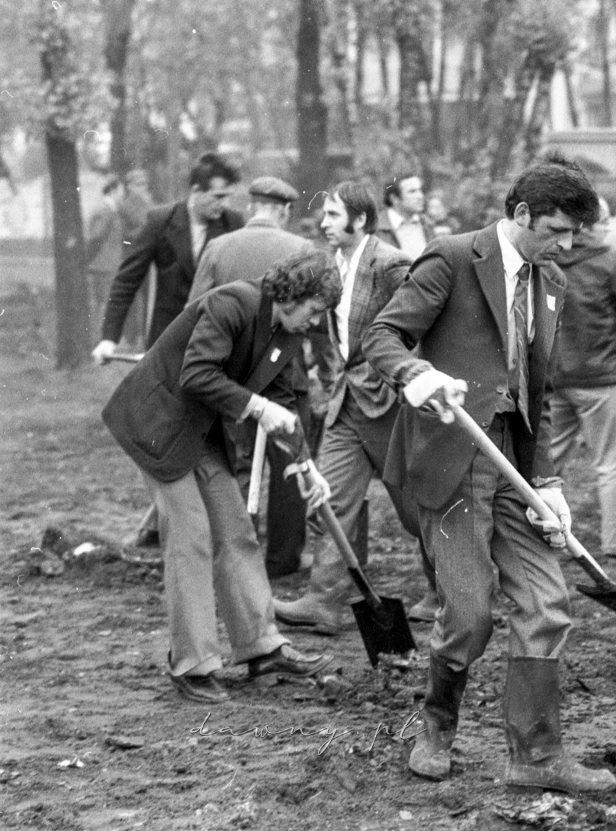 15 maja 1977 - Ogólnopolska Niedziela Czynu Partyjnego. Osiedle Lipińska i WOSTiW w Wołominie. Fot. Bolesław Szulim.