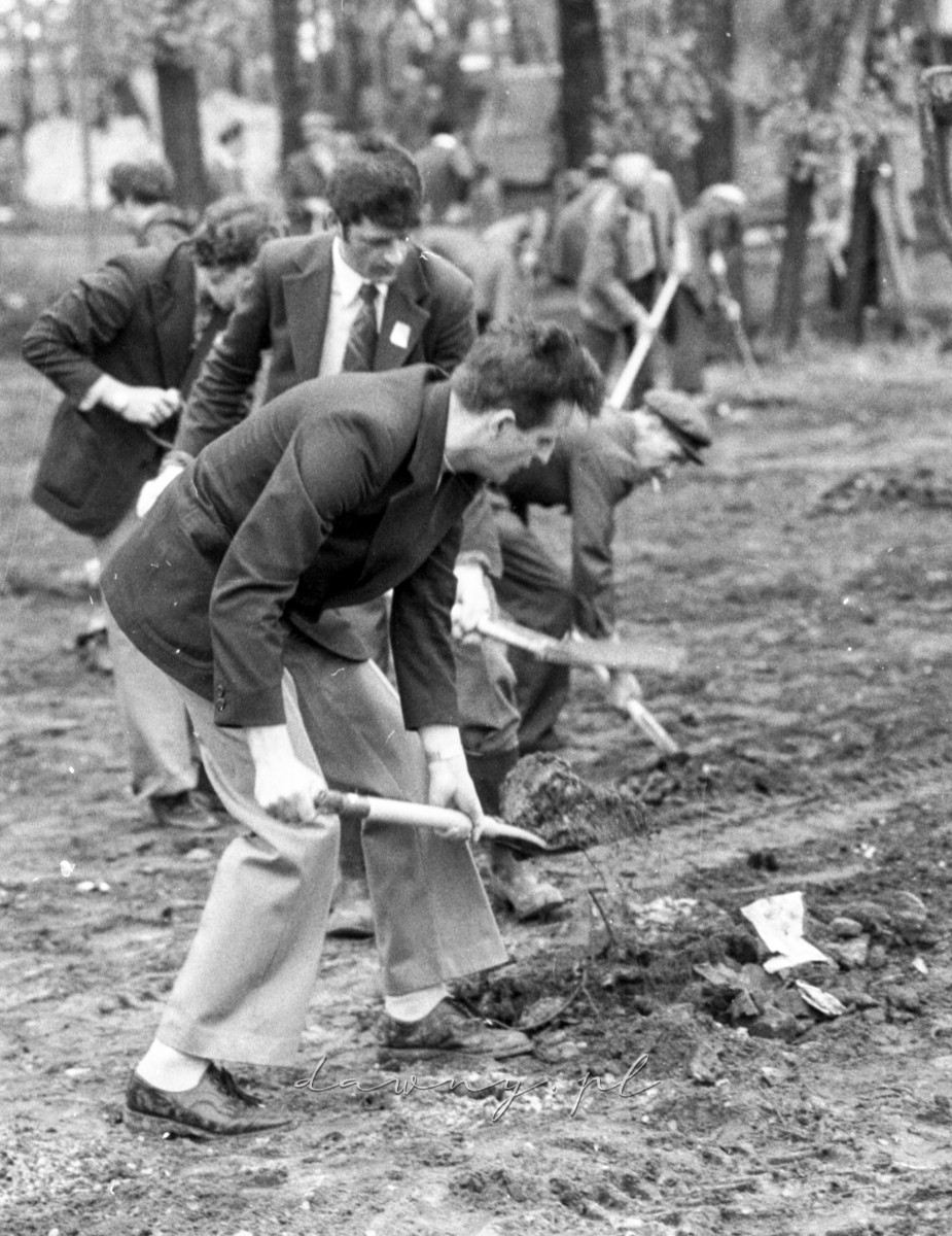 15 maja 1977 - Ogólnopolska Niedziela Czynu Partyjnego. Osiedle Lipińska i WOSTiW w Wołominie. Fot. Bolesław Szulim.