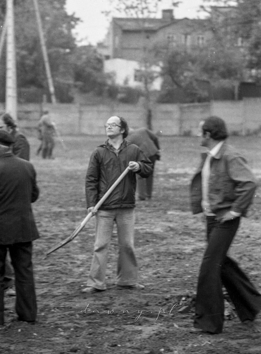 15 maja 1977 - Ogólnopolska Niedziela Czynu Partyjnego. Osiedle Lipińska i WOSTiW w Wołominie. Fot. Bolesław Szulim.