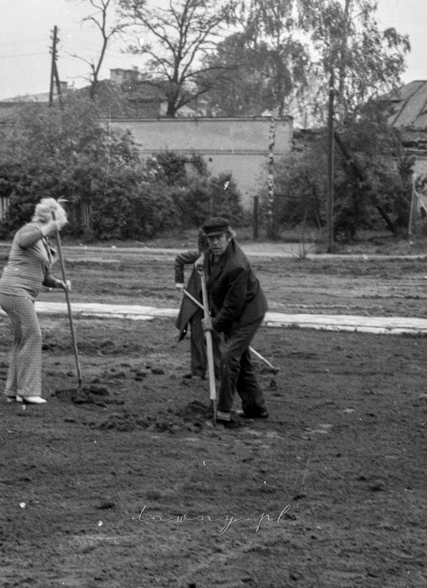 15 maja 1977 - Ogólnopolska Niedziela Czynu Partyjnego. Osiedle Lipińska i WOSTiW w Wołominie. Fot. Bolesław Szulim.