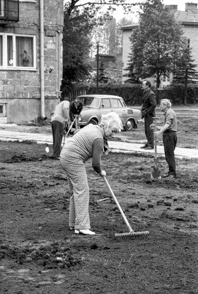 15 maja 1977 - Ogólnopolska Niedziela Czynu Partyjnego. Osiedle Lipińska i WOSTiW w Wołominie. Fot. Bolesław Szulim.