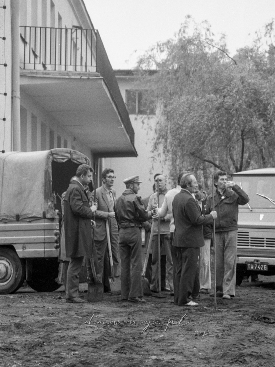 15 maja 1977 - Ogólnopolska Niedziela Czynu Partyjnego. Osiedle Lipińska i WOSTiW w Wołominie. Fot. Bolesław Szulim.