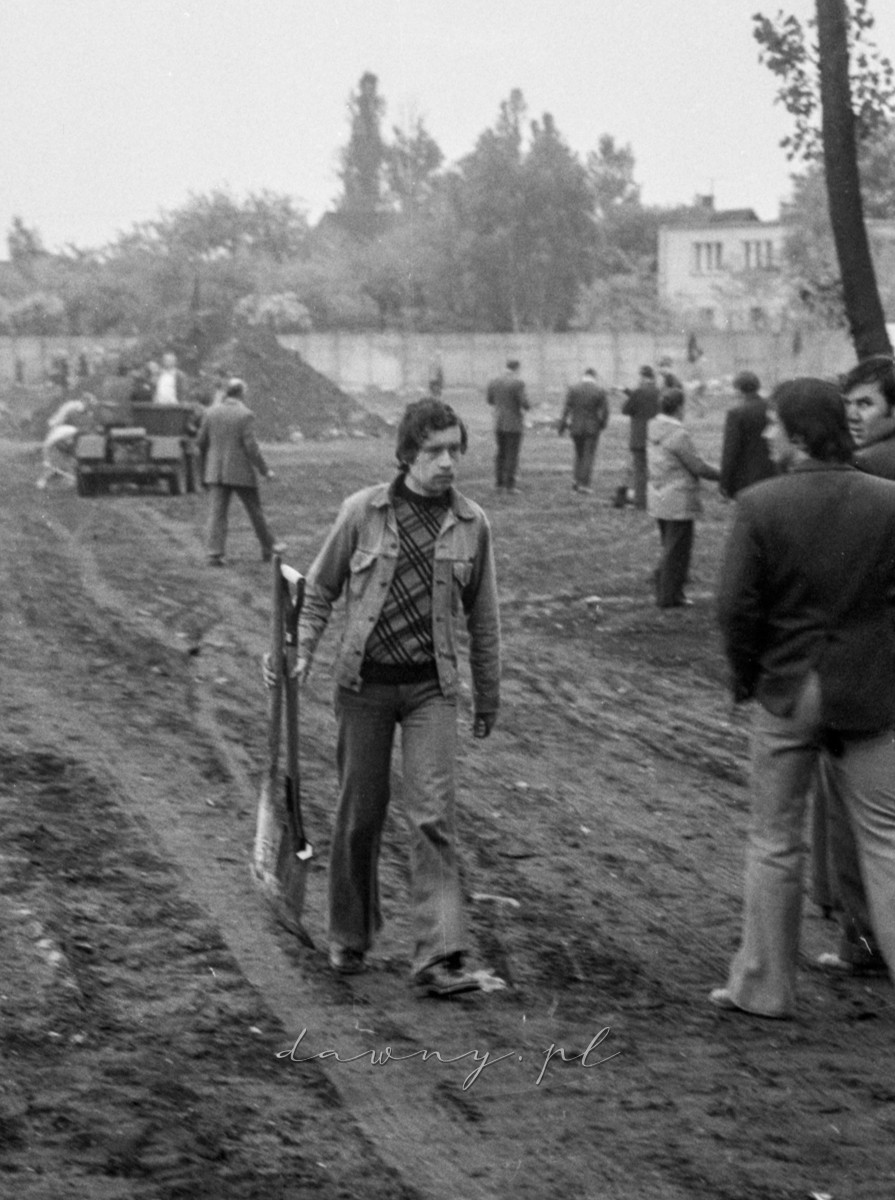 15 maja 1977 - Ogólnopolska Niedziela Czynu Partyjnego. Osiedle Lipińska i WOSTiW w Wołominie. Fot. Bolesław Szulim.