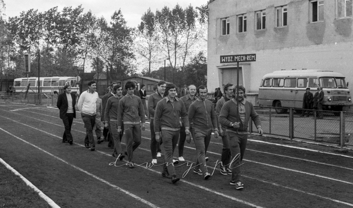 24 września 1977 roku. II Spartakiada Zakładowa Huty Szkła w Wołominie. Fot. Bolesław Szulim.