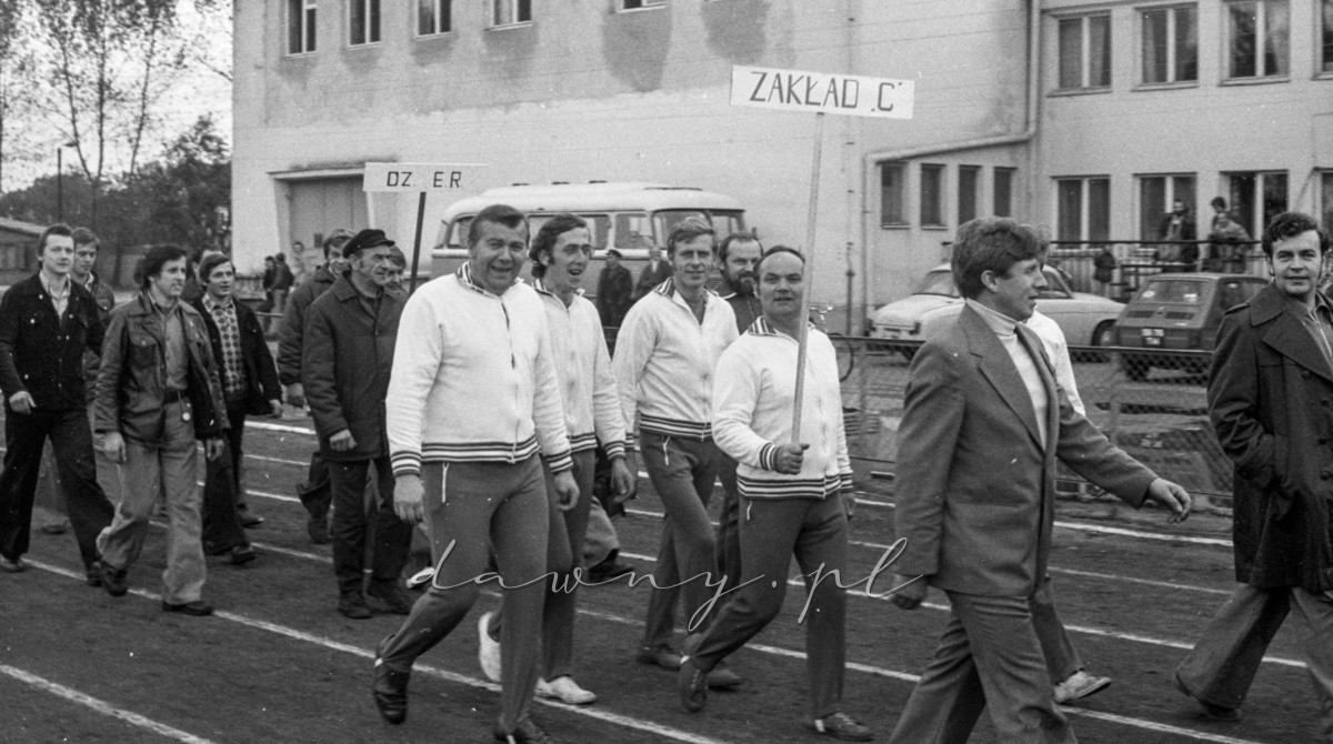 24 września 1977 roku. II Spartakiada Zakładowa Huty Szkła w Wołominie. Fot. Bolesław Szulim.