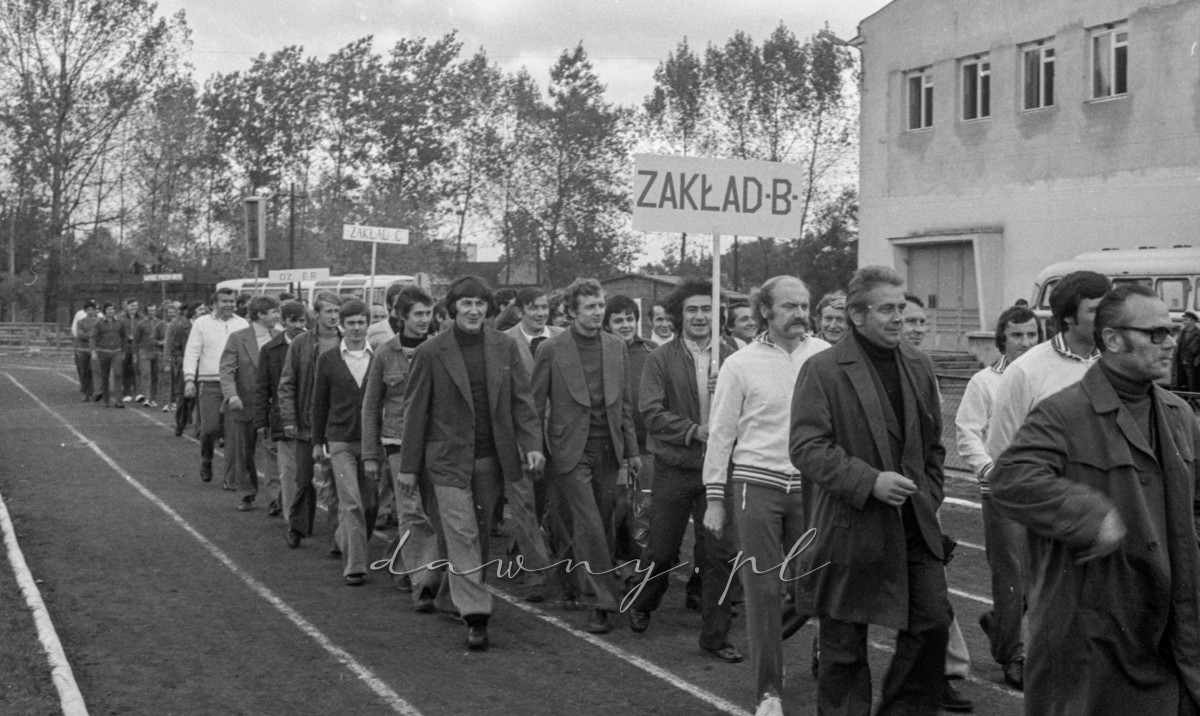 24 września 1977 roku. II Spartakiada Zakładowa Huty Szkła w Wołominie. Fot. Bolesław Szulim.