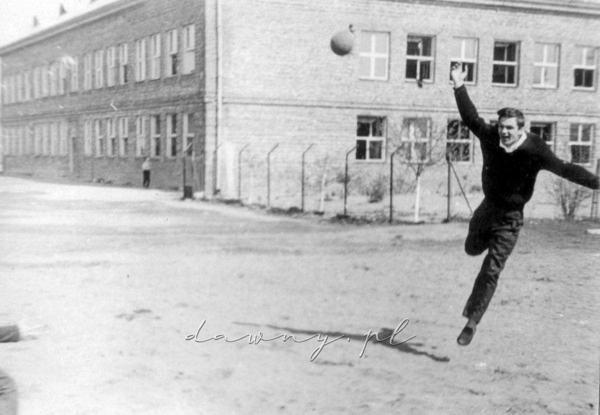 Do rrozgrywek przygotowuje się Ryszard Napiórkowski z kl. Xb. Kronika wołomińskiego LO, rok 1966.