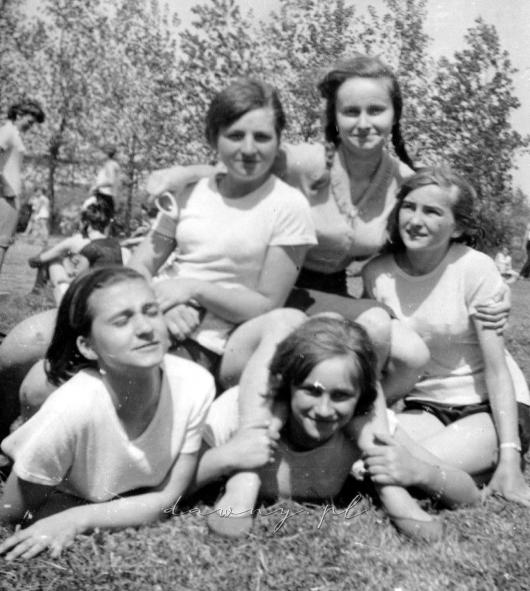 Część dziewczęcej drużyni siatkarskiej z kl. IXa z gospodynią klasy zadowoloną z wygranego meczu. Kronika wołomińskiego LO, rok 1966.