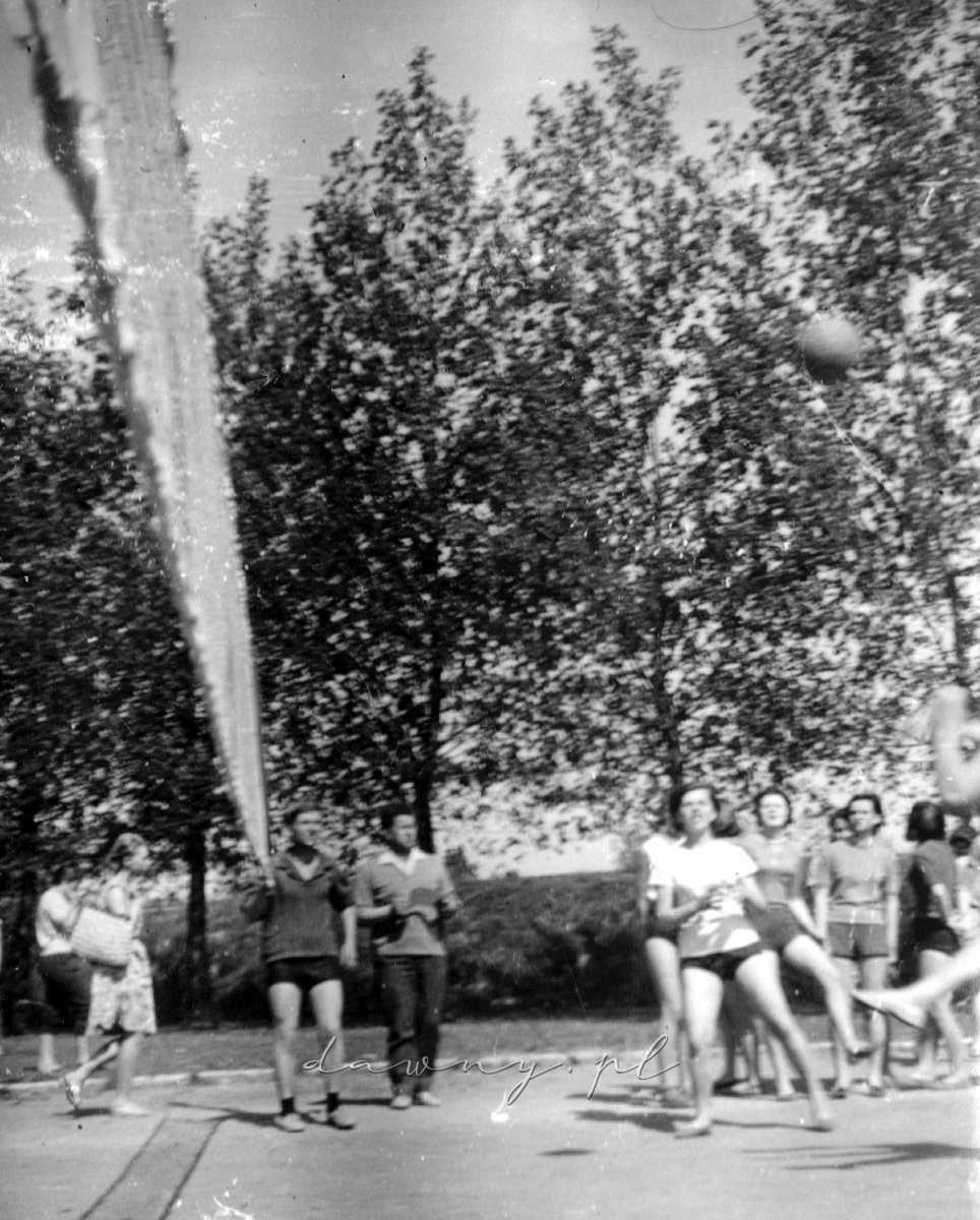 Prof. Witold Knecht, zapalony sportowiec, obserwuje mecz między klasami dziewiątymi (piłka siatkowa dziewcząt). Kronika wołomińskiego LO, rok 1966.