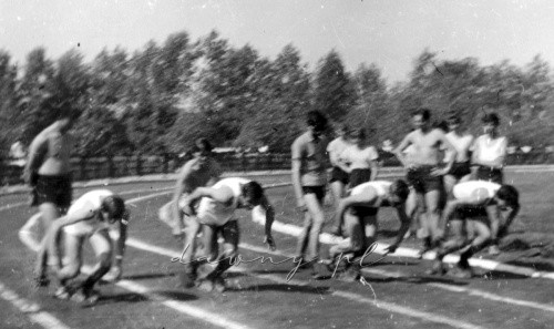 Start na 100 m chłopców. Kronika wołomińskiego LO, rok 1966.