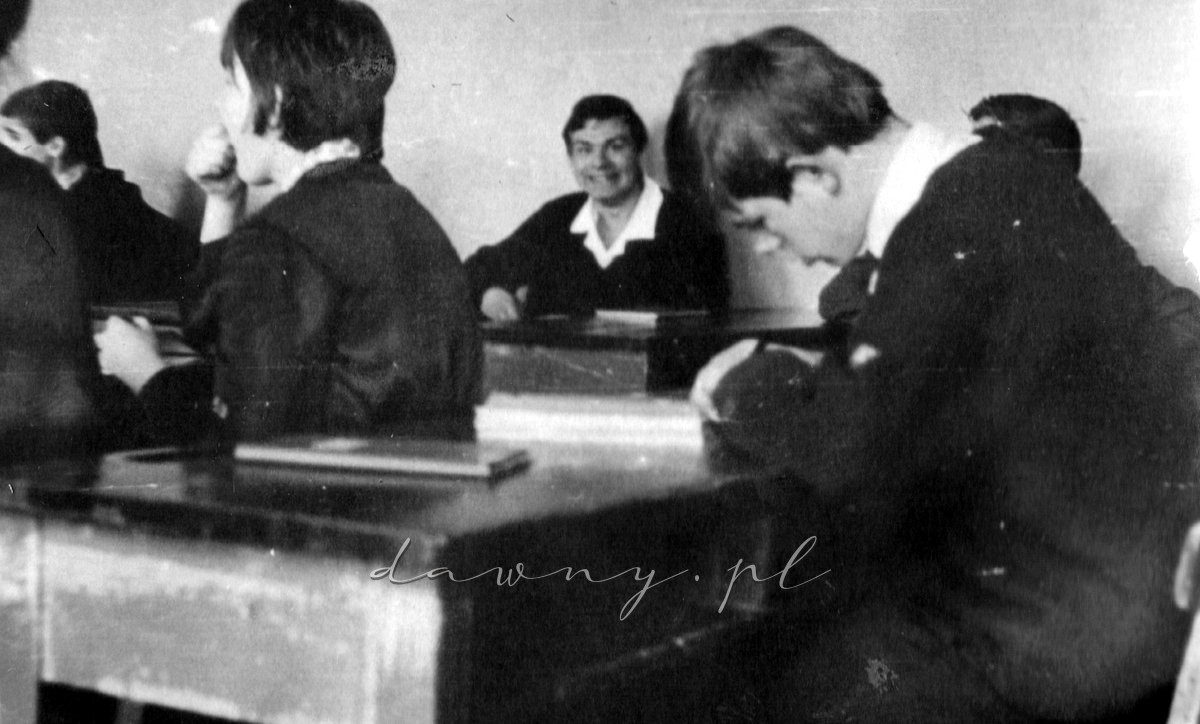 R. Napiórkowski, wicemistrz szkoły w biegu na 100m, usmiecha się nie tylko na boisku, ale i w szkole. Kronika wołomińskiego LO, rok 1966.