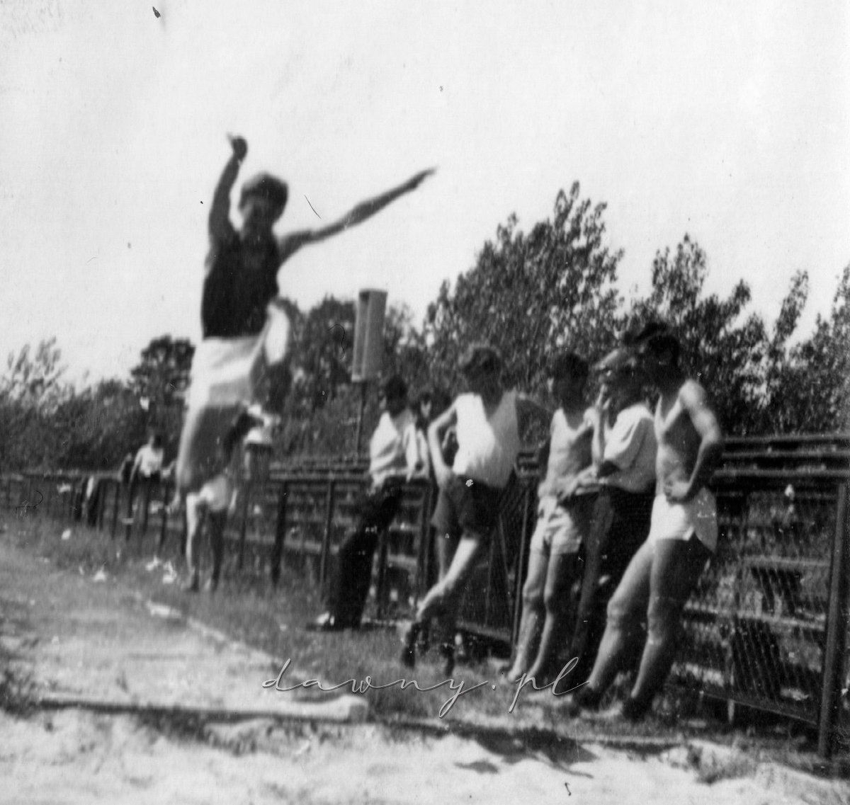Mistrz szkoły, Krzysztof machowski, skacze w dal. Kronika wołomińskiego LO, rok 1966.