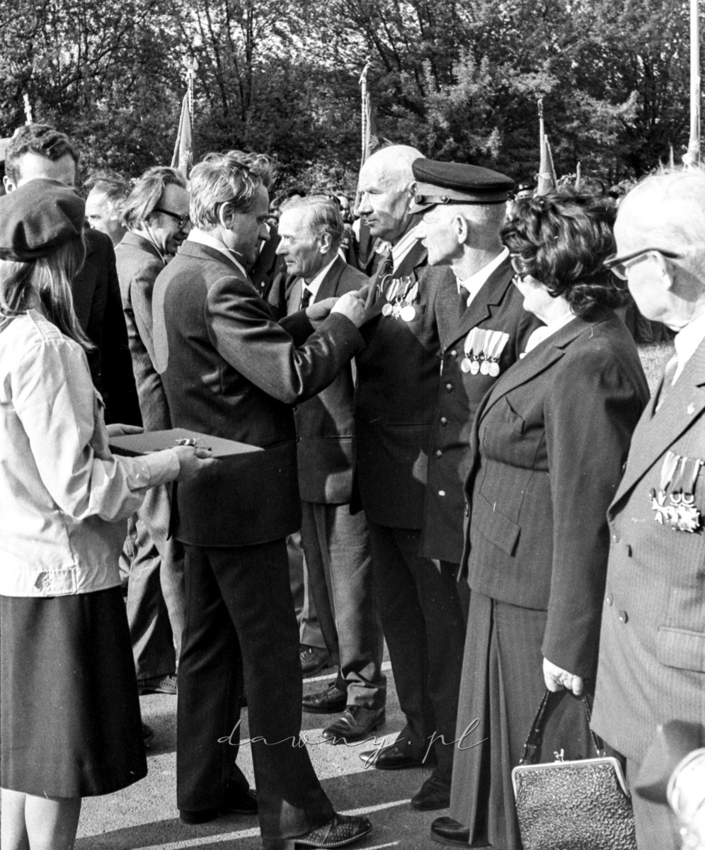 8 maja 1975 roku. Odsłonięcie pomnika na rynku w Wołominie. Fot. Bolesław Szulim.