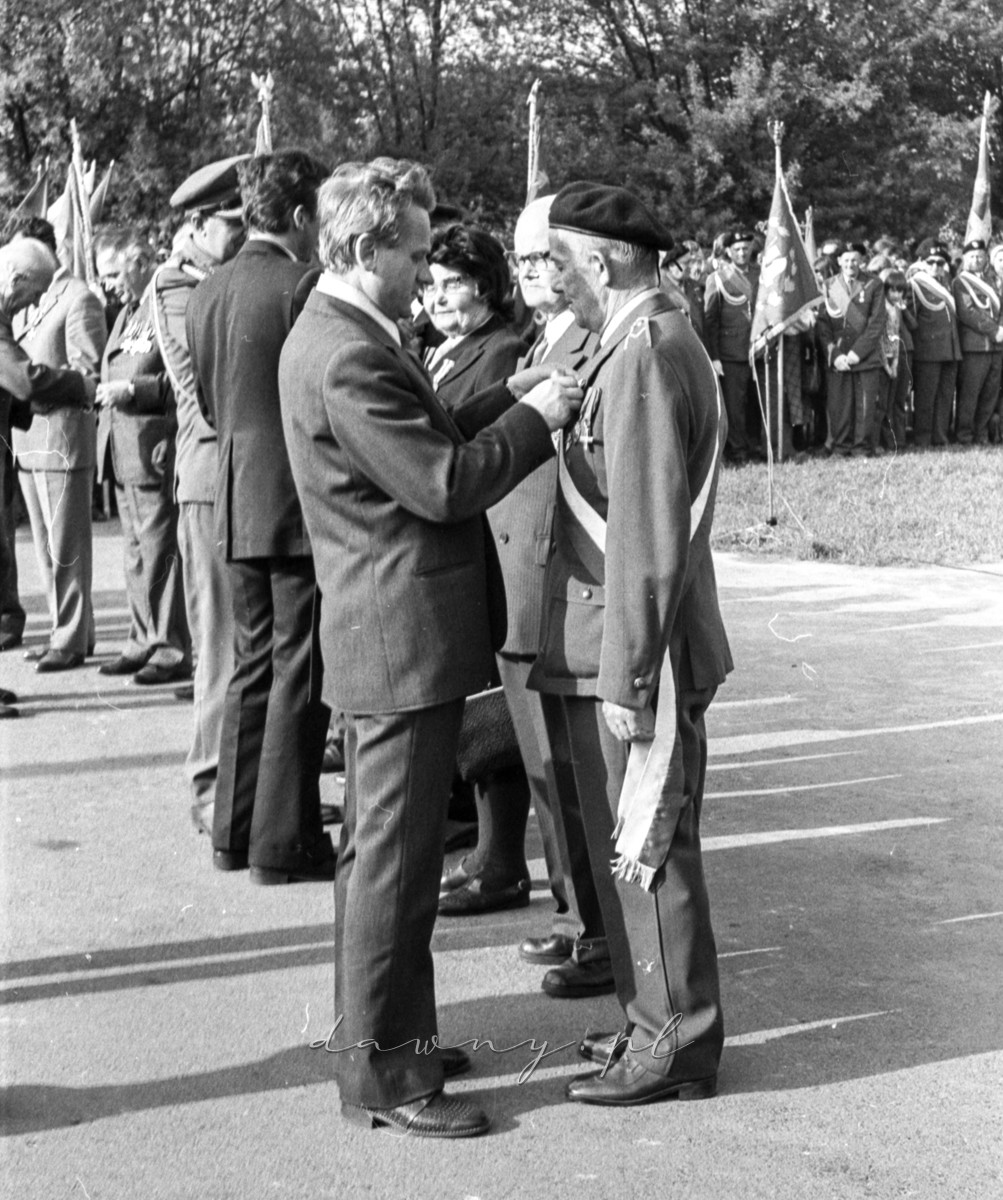 8 maja 1975 roku. Odsłonięcie pomnika na rynku w Wołominie. Fot. Bolesław Szulim.