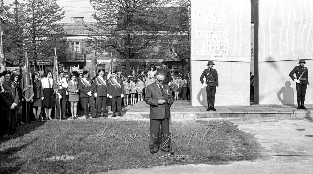 8 maja 1975 roku. Odsłonięcie pomnika na rynku w Wołominie. Fot. Bolesław Szulim.