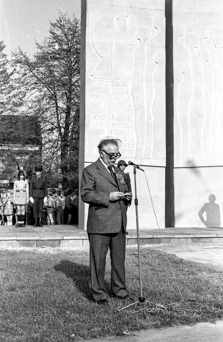 8 maja 1975 roku. Odsłonięcie pomnika na rynku w Wołominie. Fot. Bolesław Szulim.