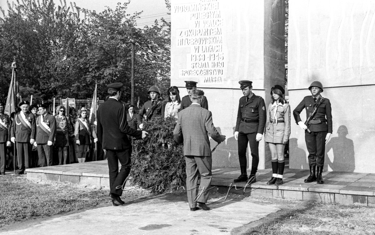 8 maja 1975 roku. Odsłonięcie pomnika na rynku w Wołominie. Fot. Bolesław Szulim.