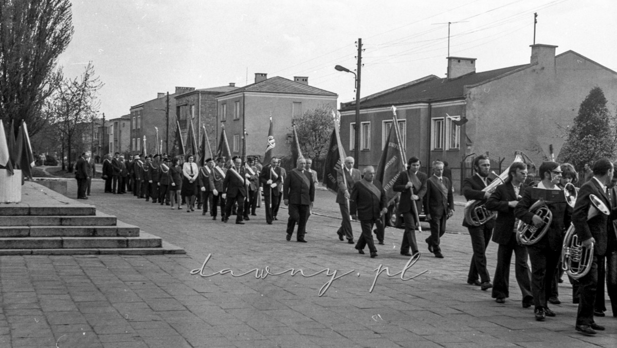 8 maja 1975 roku. Odsłonięcie pomnika na rynku w Wołominie. Fot. Bolesław Szulim.